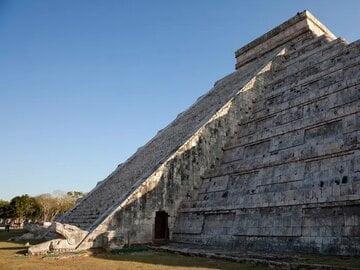 Chichén-Itzá-pyramid-Mexico.jpg