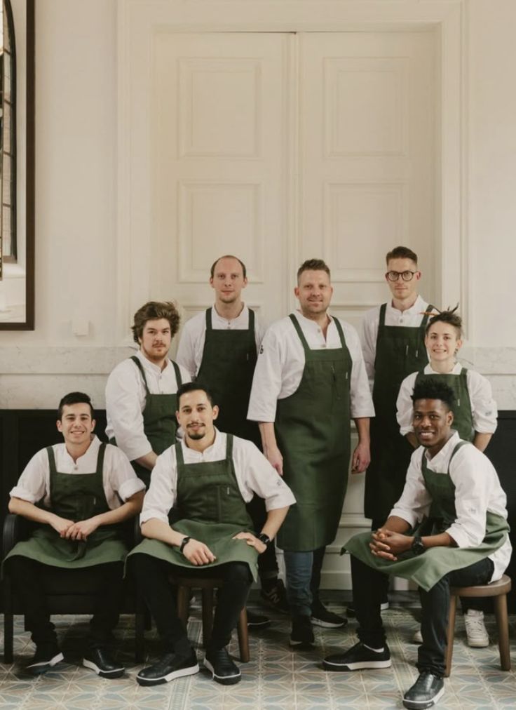 انواع پیش‌بند حرفه‌ای مناسب تمامی کارکنان رستوران، با طراحی ارگونومیک و راحت.