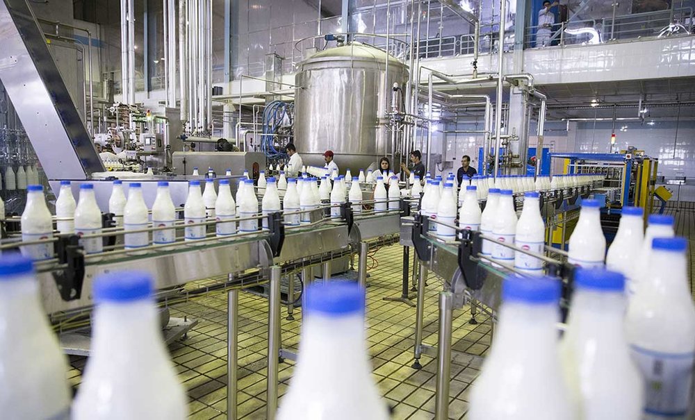 توزیع شیر رایگان به مدارس مناطق محروم از محل مالیات بر ارزش افزوده