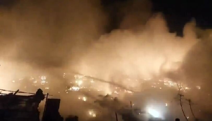 آتش‌سوزی شدید در محله زاغه‌نشینِ دهلی + فیلم