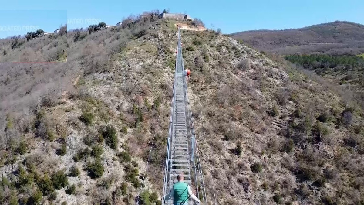 فیلم| جویندگان هیجان بر پلی با ارتفاع ۱۷۵ متر در ایتالیا