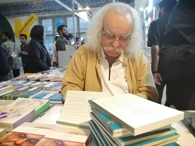 طرفداران رائفی‌پور و اردشیر رستمی نمایشگاه کتاب را شلوغ کردند