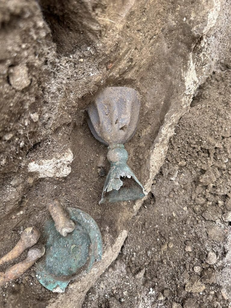 کشف گنجینه ۷۰۰ ساله و سکه‌های نقره در ساحل دریاچه / عکس