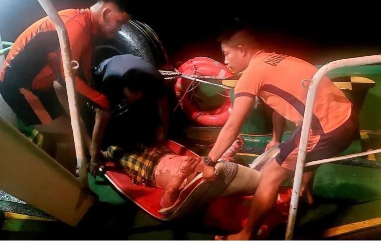انفجار و آتش‌ گرفتنِ یک قایق ماهیگیری در آب‌های فیلیپین