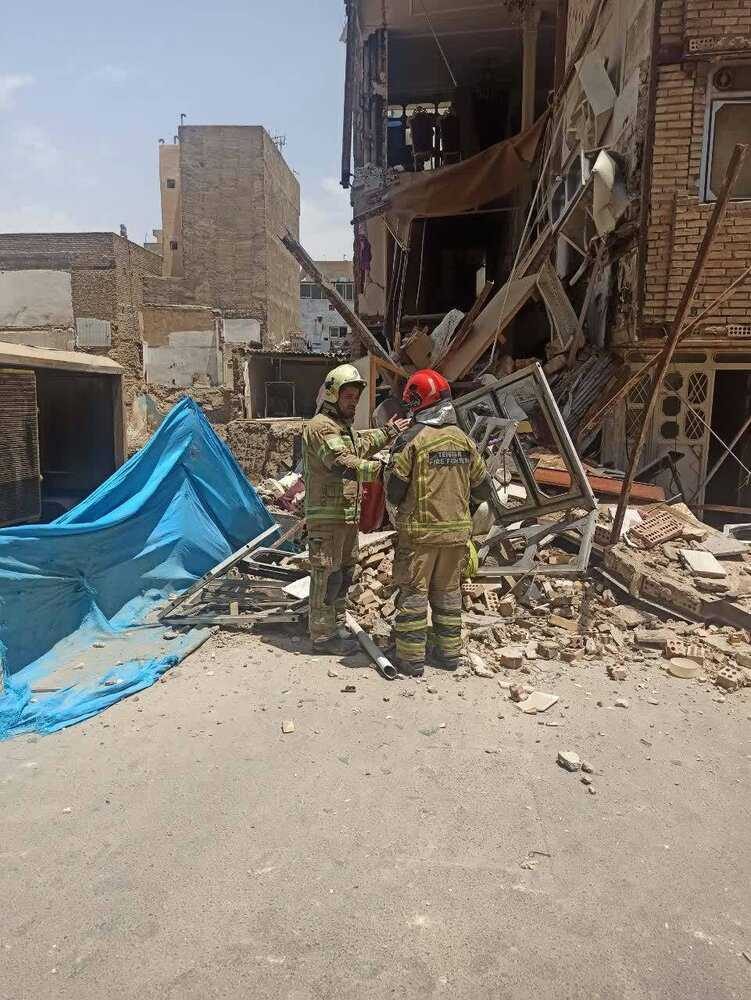 ریزش ساختمان دو طبقه در مجاورت ملک گودبرداری شده در یافت‌آباد