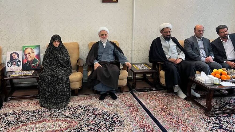 حضور رئیس قوه قضائیه در منزل شهیدان «رمضان، ناصر و محسن سرابی»